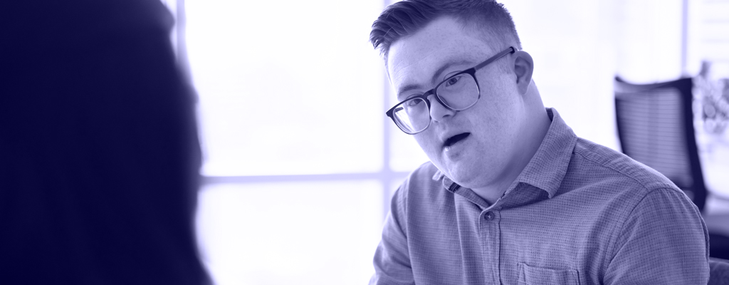 poika katsoo vasemmalle