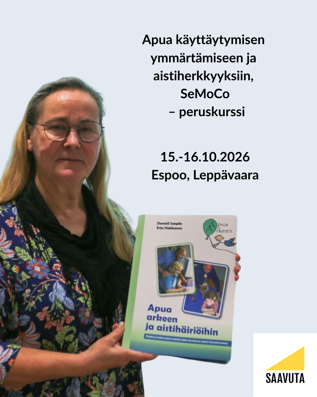 Nainen kirja kädessä